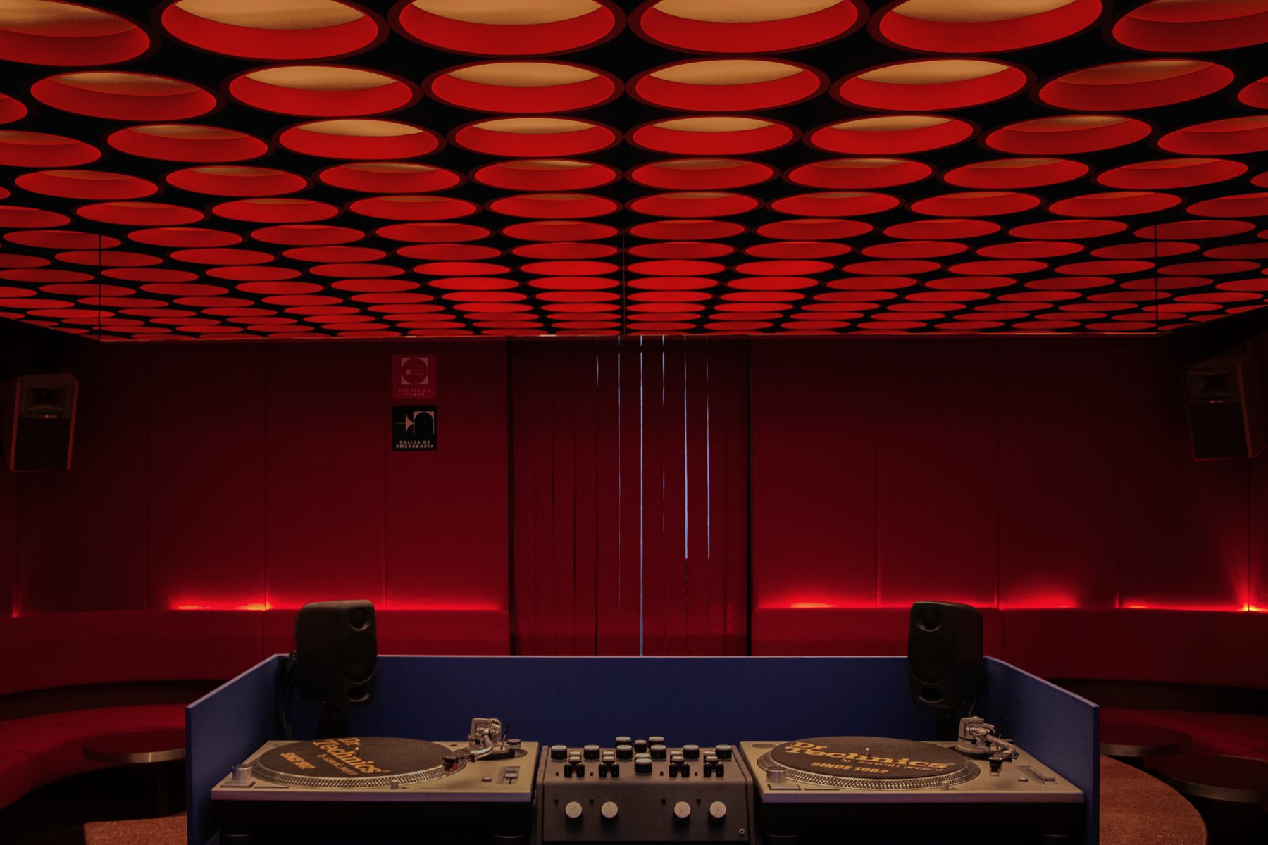 Vista de la consola de DJ bajo el techo de luces circulares